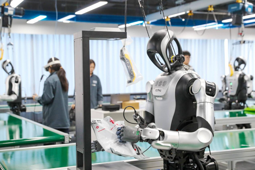 A humanoid robot learns to sort parcels at a humanoid robot data collection and training base in Qingdao, east China's Shandong province, Jan. 12, 2026. (Photo/Zhang Jingang)