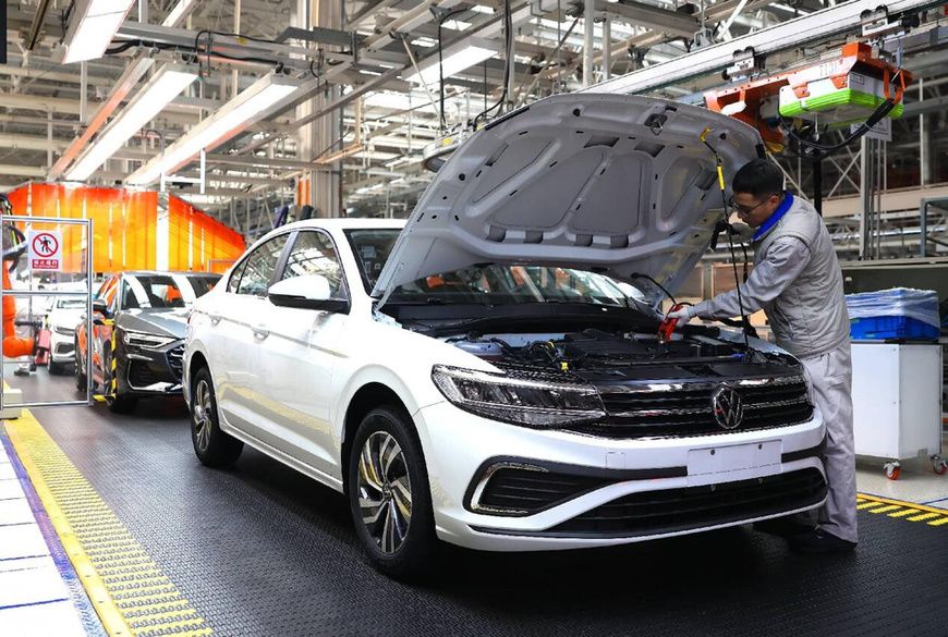 Vehicles are assembled at the general assembly workshop of a factory of FAW-Volkswagen, a joint venture established between China FAW Group Co., Ltd. and German carmaker Volkswagen, in Qingdao, east China's Shandong province. (Photo/Liang Xiaopeng)