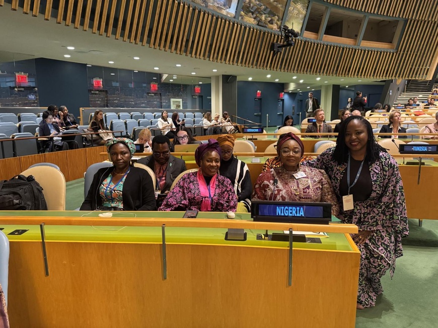 De gauche à droite : Pauline Tallen, ancienne ministre nigériane des Affaires féminines, Imaan Sulaiman-Ibrahim, ministre nigériane des Affaires féminines, et Enene Ejembi, conseillère médias du PACE (Partenariat pour une gouvernance agile et l'engagement climatique), financé par le Royaume-Uni, lors de la 70e session de la Commission de la condition de la femme (CSW70) au siège des Nations Unies à New York. Photo : thesun.ng