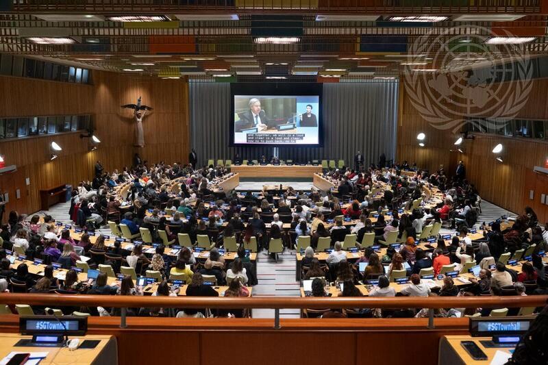 Vue d'ensemble de la salle pendant que le Secrétaire général António Guterres (à gauche sur l'écran) prend la parole lors de la réunion publique avec la société civile à l'occasion de la 70e session de la Commission de la condition de la femme (CSW70). Photo : ONU Photo/Eskinder Debebe