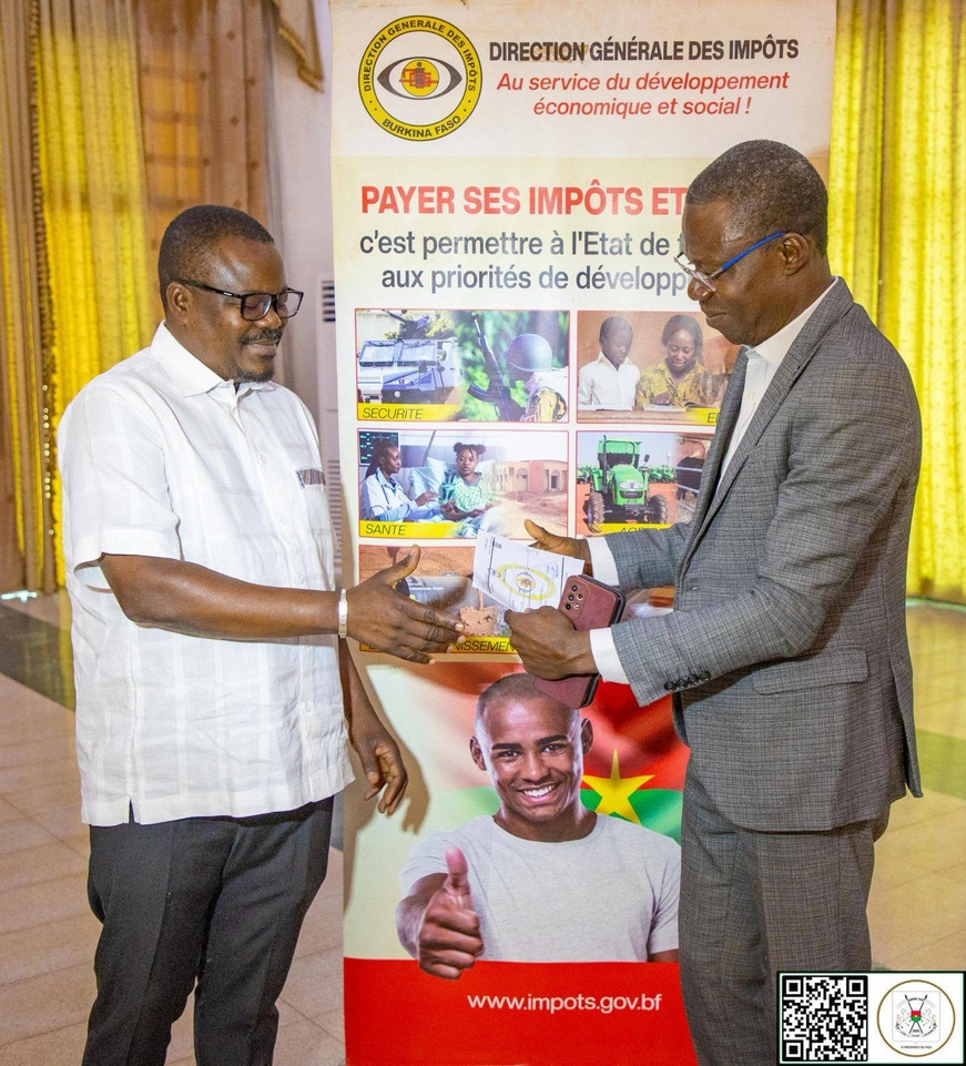 Burkina : exemplarité fiscale, le personnel de la Présidence s’acquitte de ses impôts Burkina : exemplarité fiscale, le personnel de la Présidence s’acquitte de ses impôts