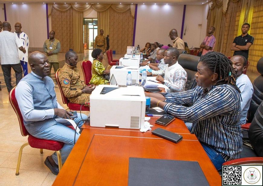 Burkina : exemplarité fiscale, le personnel de la Présidence s’acquitte de ses impôts Burkina : exemplarité fiscale, le personnel de la Présidence s’acquitte de ses impôts