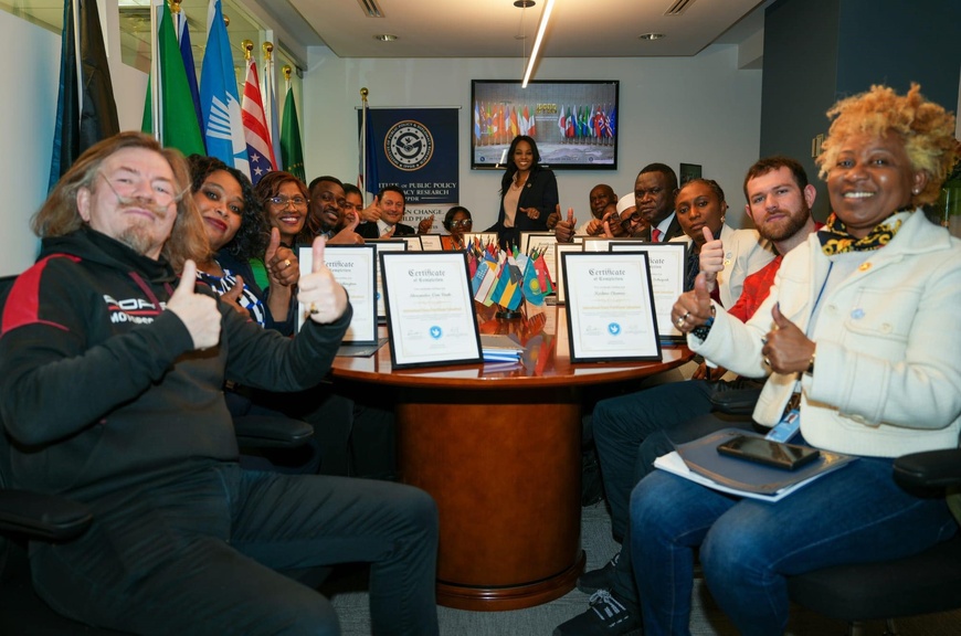 Les participants à la master-class posent avec le Dr Andrise Bass (au centre), fondateur et directeur exécutif de l'IPPDR, et leurs certificats au siège de l'Institut à New York. Photo : IPPDR Les participants à la master-class posent avec le Dr Andrise Bass (au centre), fondateur et directeur exécutif de l'IPPDR, et leurs certificats au siège de l'Institut à New York. Photo : IPPDR