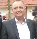 CAMEROUN: Stéphane MULLER UN MONARQUE BLANC EN REPUBLIQUE BANANIERE DECHIRE LE DRAPEAU NATIONAL. CAMEROUN: Stéphane MULLER UN MONARQUE BLANC EN REPUBLIQUE BANANIERE DECHIRE LE DRAPEAU NATIONAL.