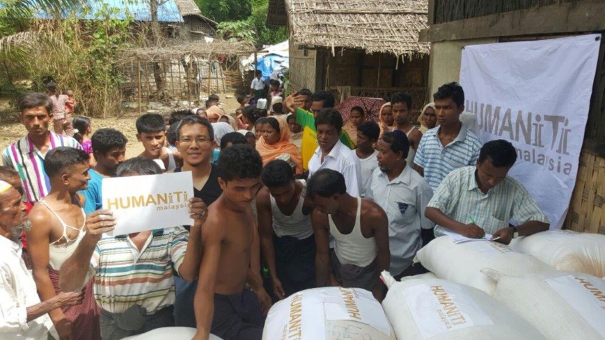 L’OCI distribue de l’aide Ramadan aux familles Rohingyas dans les camps de personnes déplacées L’OCI distribue de l’aide Ramadan aux familles Rohingyas dans les camps de personnes déplacées