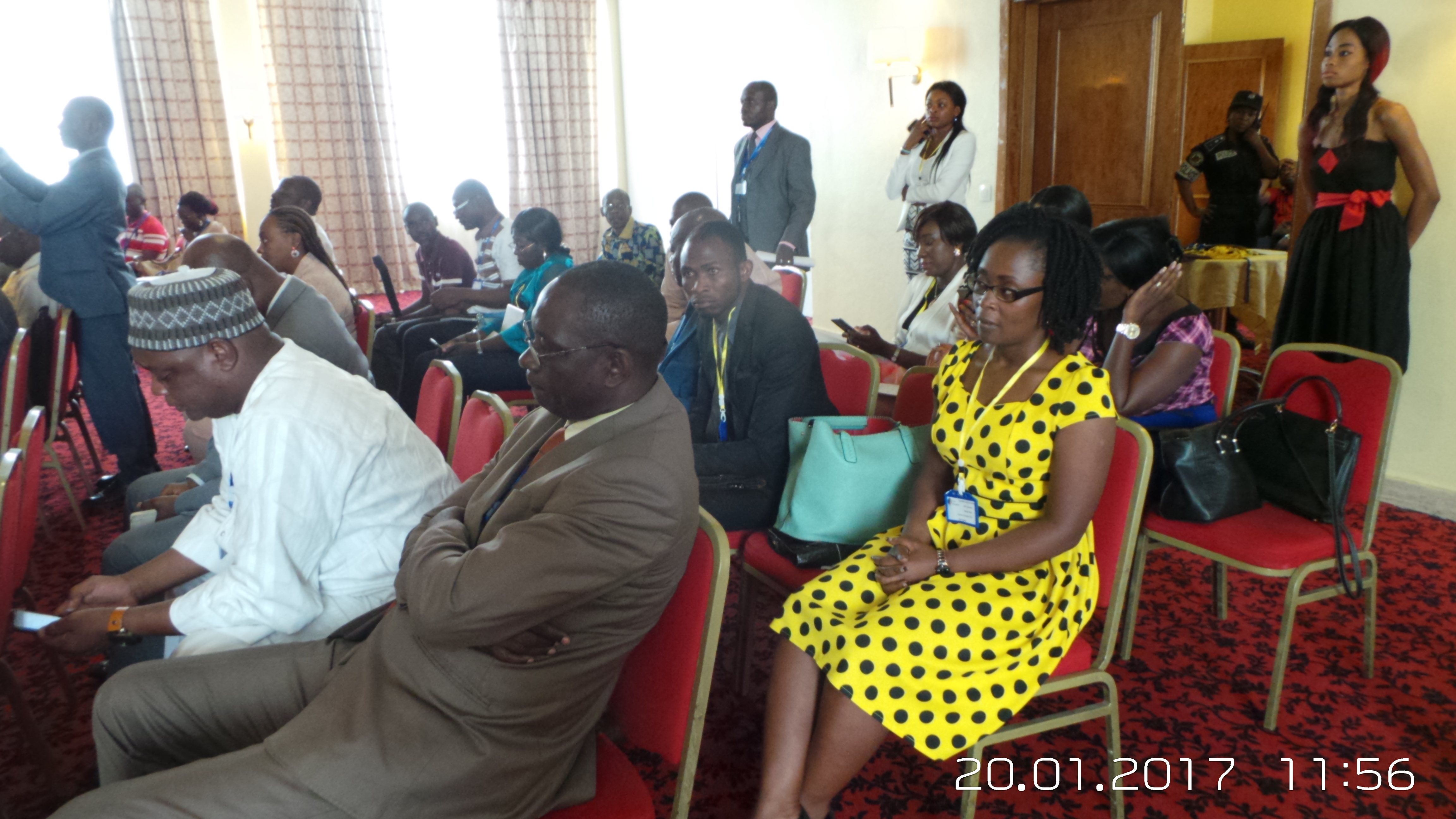 une salle presque vide avec au fond,des policiers et huissiers pour constater le hold-up une salle presque vide avec au fond,des policiers et huissiers pour constater le hold-up