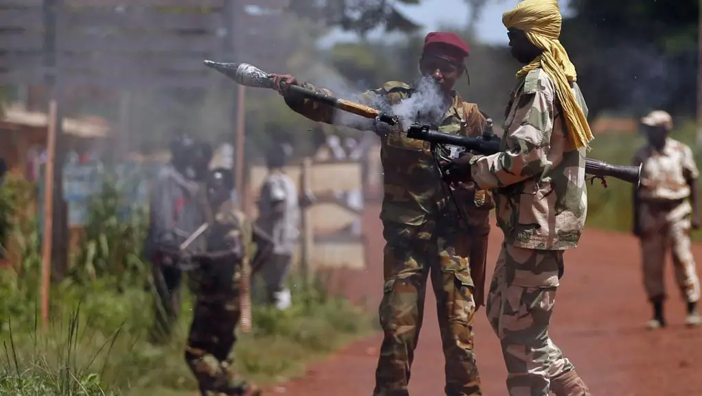Un soldat de l'ex-Seleka prépare un tir de roquette vers des soldats français. © REUTERS/Goran Tomasevic