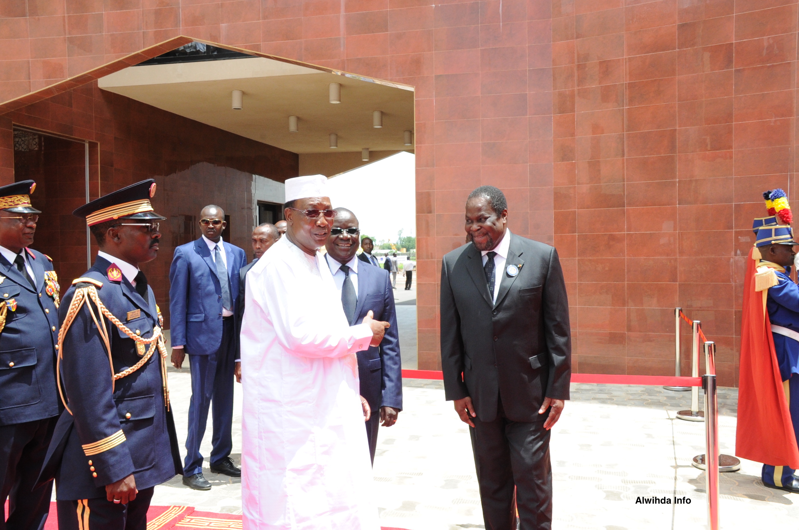 Le Président Idriss Déby (gauche), l'actuel Premier ministre (centre), et Nagoum Yamassoum (droite). Alwihda Info/M.R Le Président Idriss Déby (gauche), l'actuel Premier ministre (centre), et Nagoum Yamassoum (droite). Alwihda Info/M.R