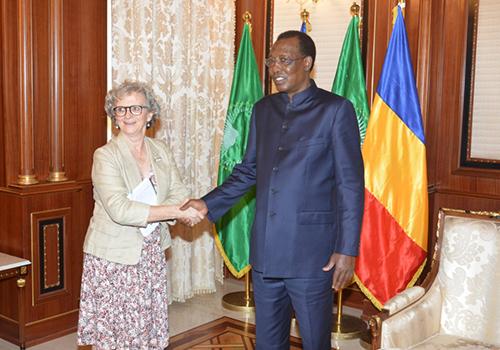 L’Envoyée spéciale de la France en Libye, Mme Elisabeth Barbier reçue aujourd'hui par le chef de l'Etat tchadien Idriss Déby (droite).