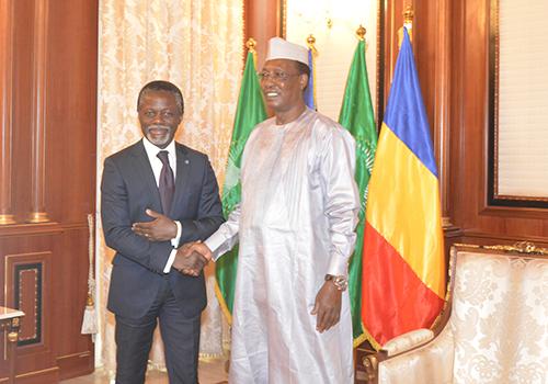 Le Président du Tchad, Idriss Déby et le Représentant spécial du Secrétaire Général de l'ONU en RCA, Onanga Anyanga.