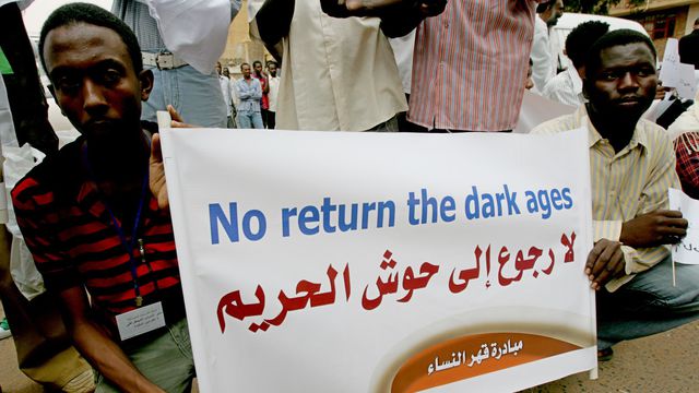 Manifestation de soutien à une journaliste condamnée à 40 coups de fouet pour avoir porté un pantalon, le 4 août 2009 à Khartoum afp.com/Ashraf Shazly