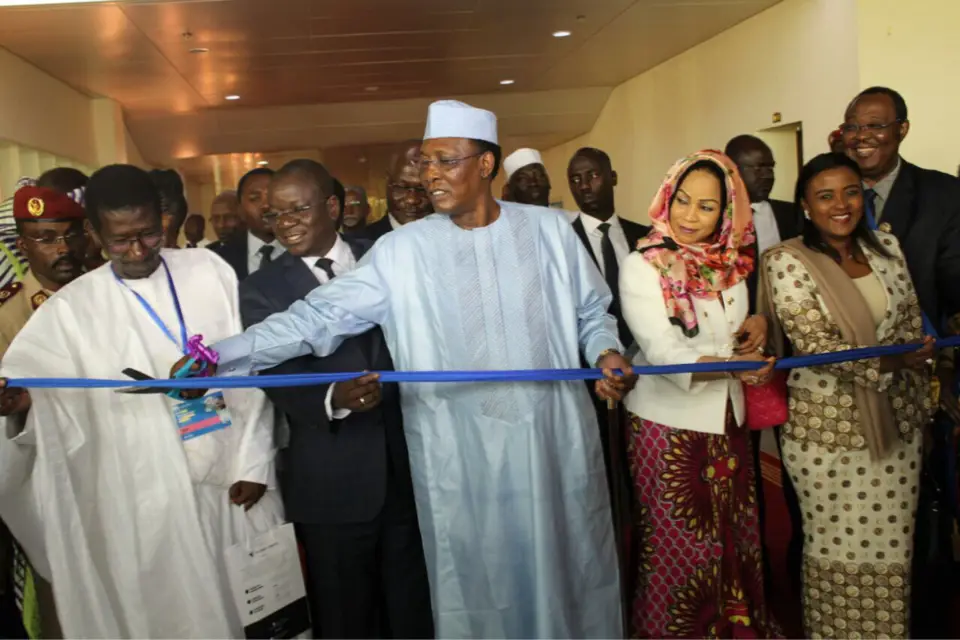 Le Président de la République, Idriss Déby a procédé à l'ouverture du salon internationale de l'étudiant Africain qui se tient actuellement au palais du 15, à N'Djamena.
