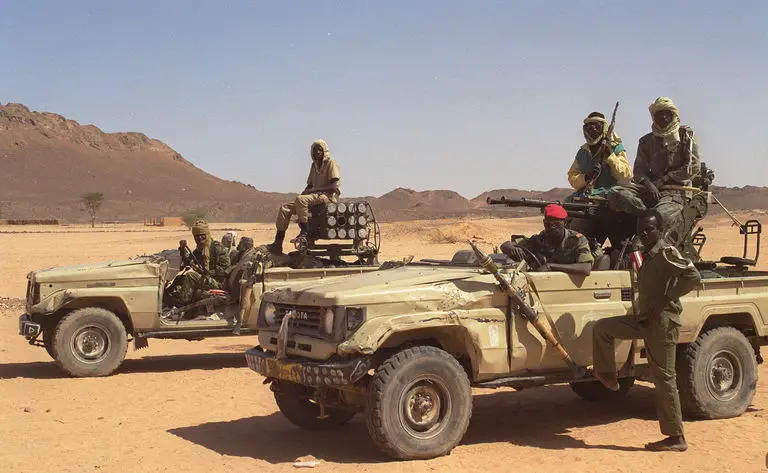 Des militaires tchadiens en patrouille dans le Tibesti, le 28 mars 1999. CRÉDITS : HERVÉ BAR / AFP