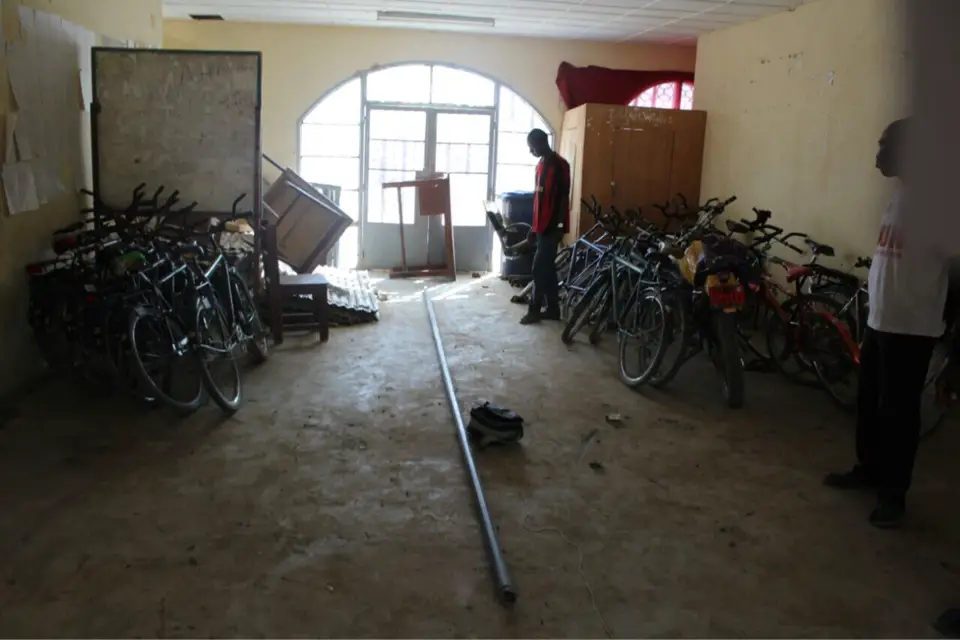 Des motos abandonnées par élèves et enseignants au sein du lycée. Alwihda Info