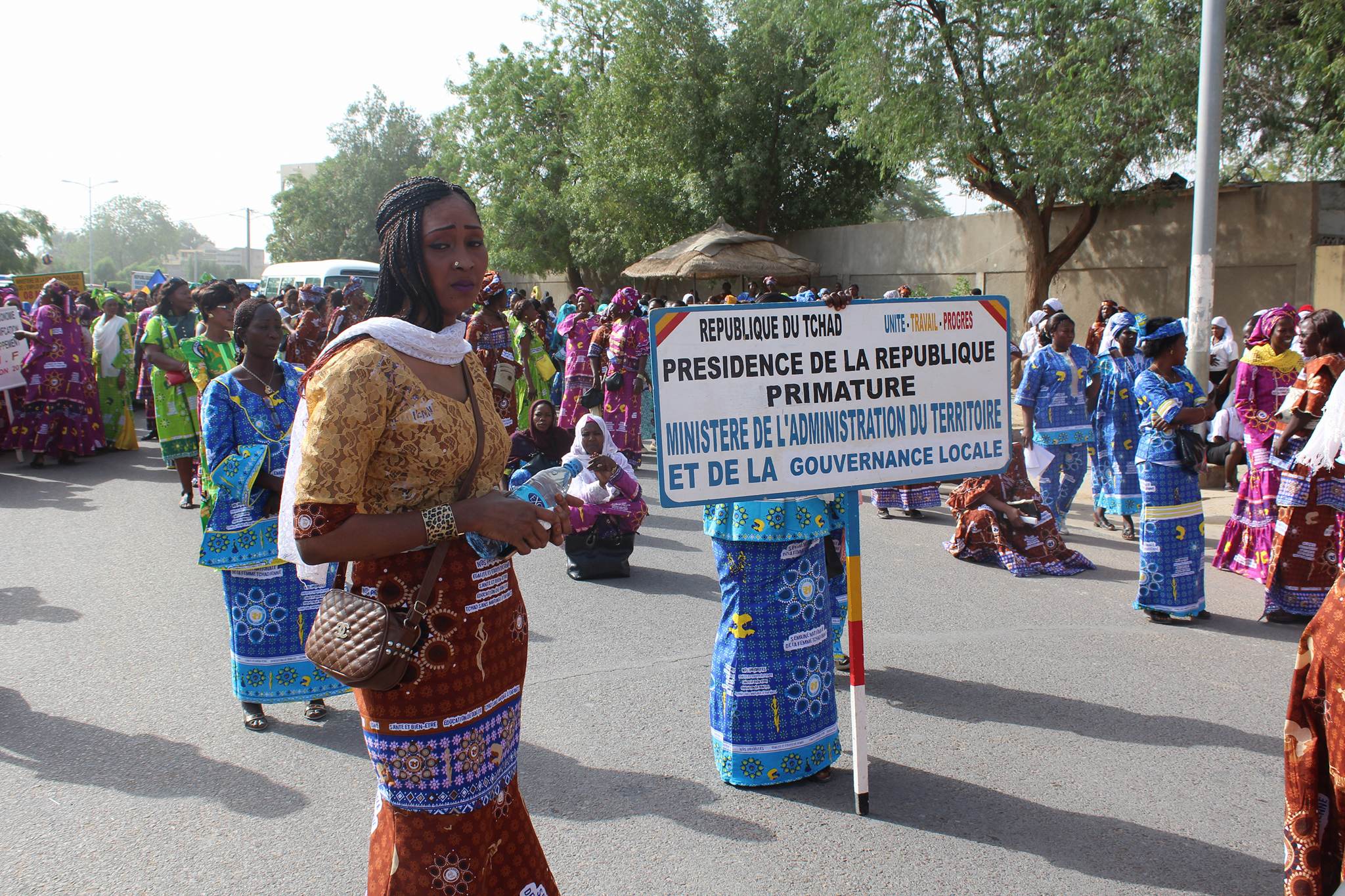 Un défilé du personnel féminin de la Primature à la place de la nation, pour la journée internationale de la femme. Alwihda Info/D.W.