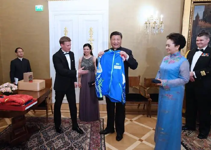 Chinese, Finnish presidents presented with tracksuits from winter sports athletes 