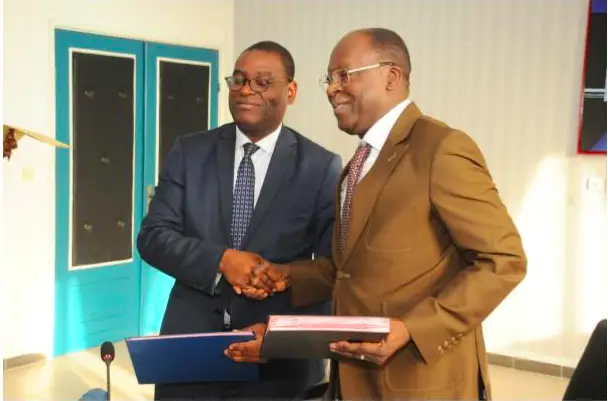 Légende : M. Litse avec M. Abdoulaye Bio Tchané, Gouverneur de la BAD pour la Bénin