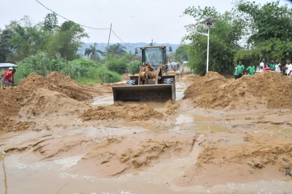 Le tracteur désensablant la rivière Kélé kélé