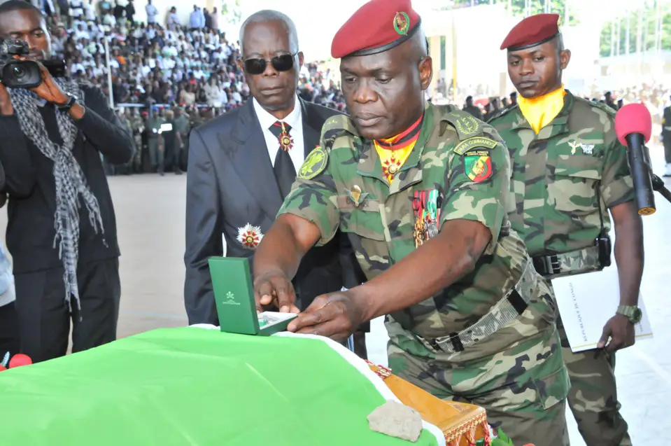 Le chef d'Etat-major décorant à titre posthume un des soldats