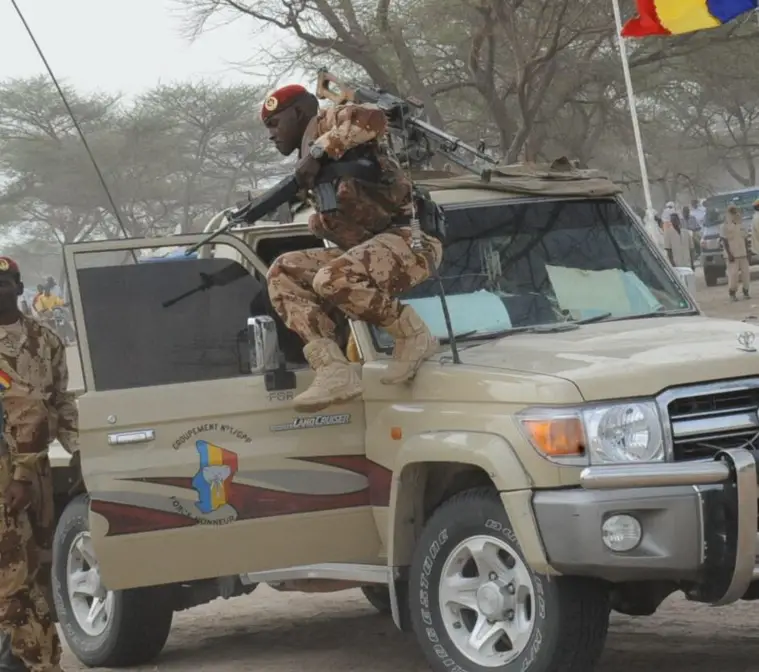 Un soldat de l'armée tchadienne descend d'un véhicule militaire. Crédit photo : /