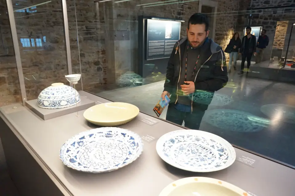 A visitor watches the on-display porcelains introduced from China by Topkapi Palace, where a total of 10,385 Chinese porcelains tracing back to 13th century to the 20th century were collected. The ancient Silk Road has connected Istanbul, the most populous city in Turkey, with China over centuries. Those collected in the eight centuries are precious for academic studies since they reflect the historic changes of China-made porcelains. (Photo by Wang Yunsong from People’s Daily)