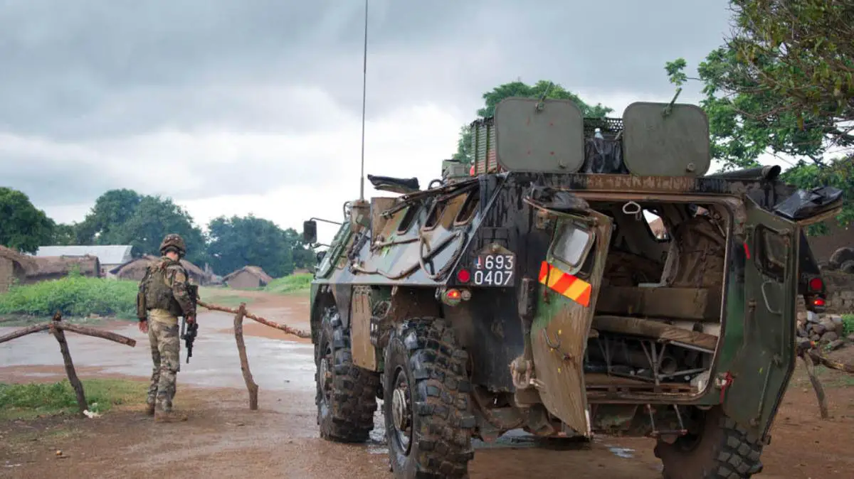 Un soldat, à côté d'un blindé en Centrafrique. Crédits photo : Sources