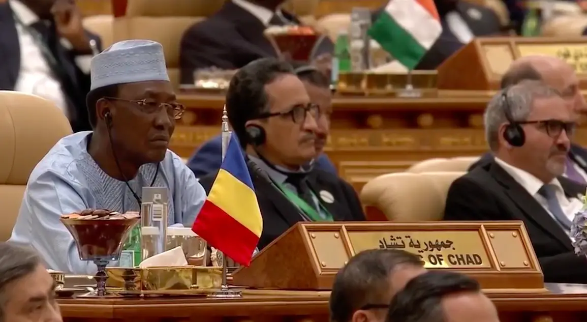 Sommet Riyad : Le Président Déby acceuilli dans la salle par le Roi Salmane