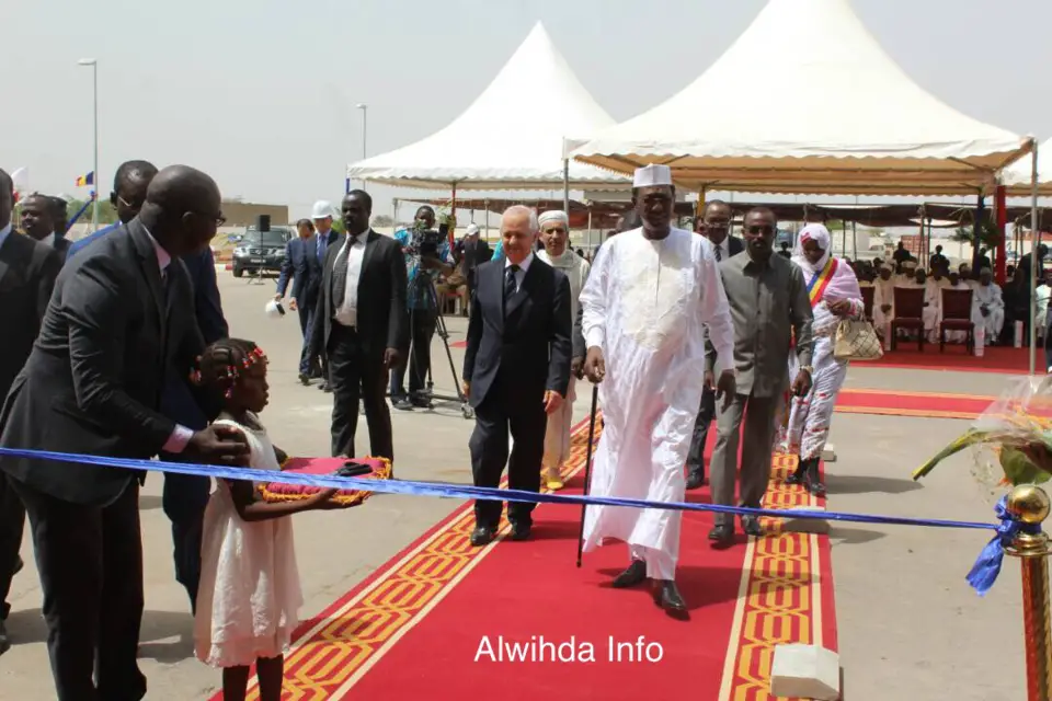 Le Président s'apprête à couper le ruban d'inauguration de la nouvelle cimenterie. Alwihda Info