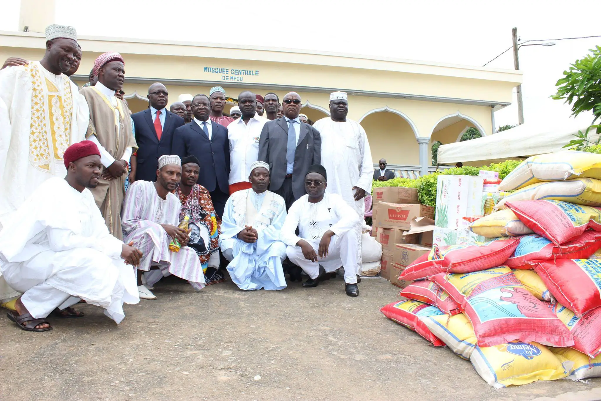 Le ministre du Commerce Luc Magloire Mbarga Atangana (au centre) avec la communauté musulmane.