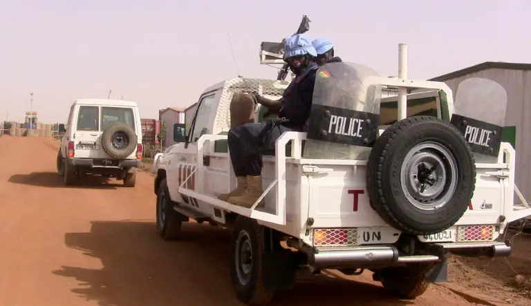 Des policiers maliens en patrouille avec des Casques bleus de la Minusma, le 18 mai 2016 à Gao, dans le nord du Mali / © AFP/Archives / SOULEYMANE AG ANARA