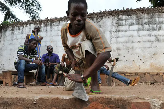 Un milicien anti-Balaka dépoussière sa machette en Centrafrique. Crédits : Sources