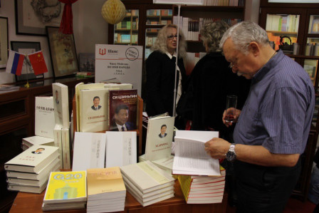 A Russian man is reading works related to Chinese President Xi Jinping at Chance Bookuu, a bookstore that sells Chinese books in central Moscow. (Photo by Wang Siyu from People’s Daily Online) A Russian man is reading works related to Chinese President Xi Jinping at Chance Bookuu, a bookstore that sells Chinese books in central Moscow. (Photo by Wang Siyu from People’s Daily Online)