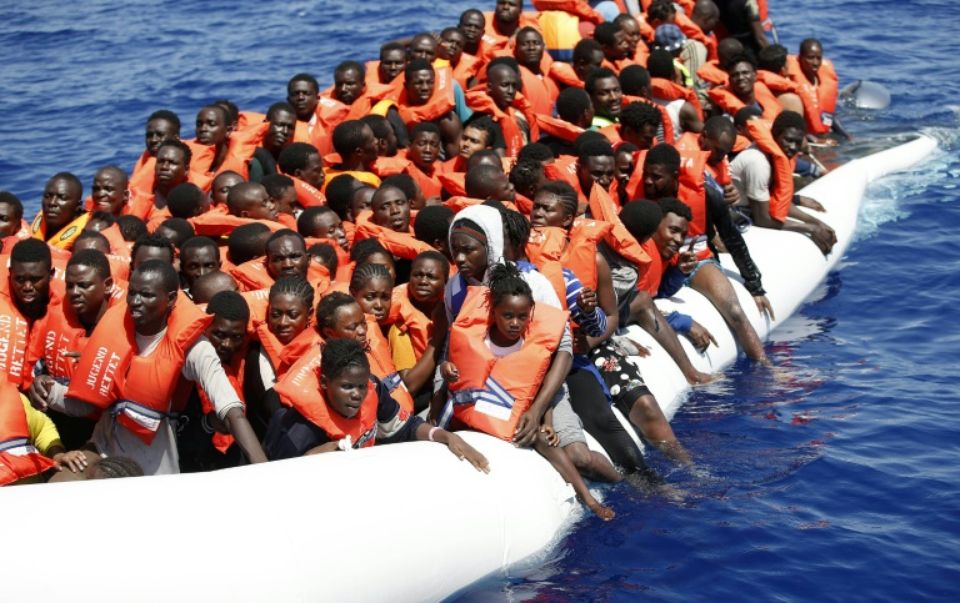 Image fournie par la Croix rouge italienne de migrants secourus au large de la Libye, le 18 août 2016 Photo YARA NARDI. AFP