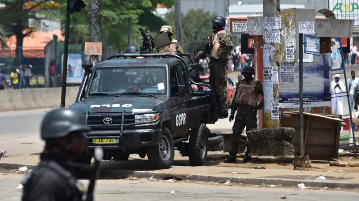 © Sia Kambou, AFP | Des soldats de la Garde républicaine près d'un camp militaire à Abidjan, le 15 mai 2017.