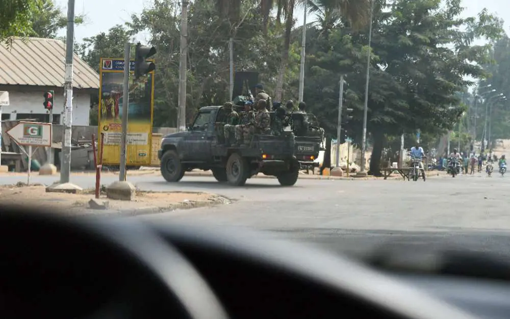 Des soldats mutins dans une rue de Bouaké, le 13 janvier 2017 (AFP/SIA KAMBOU)