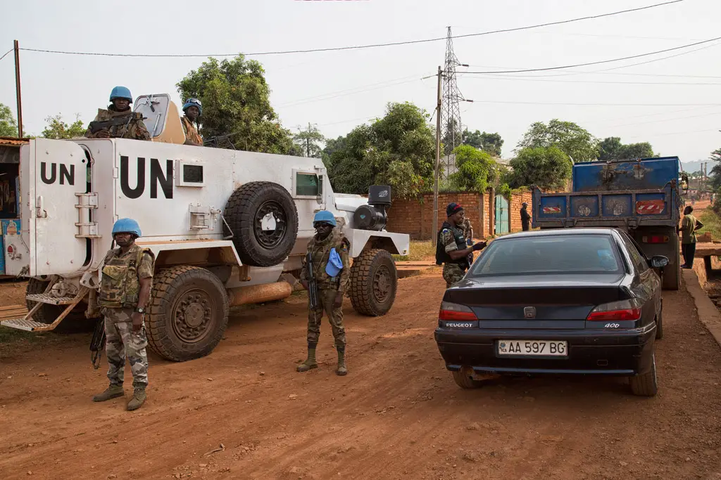 La Mission des Nations Unies en République centrafricaine (MINUSCA) et la Police nationale conduisent une opération conjointe dans la capitale Bangui. Photo: ONU/MINUSCA/Nektarios Markogiannis
