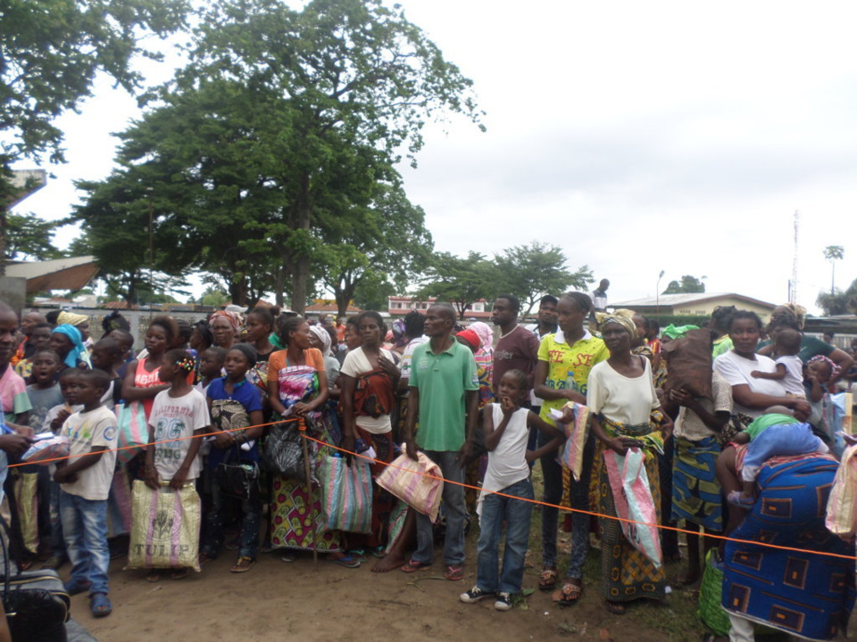 Des déplacés du Pool attendant la distribution des vivres Des déplacés du Pool attendant la distribution des vivres