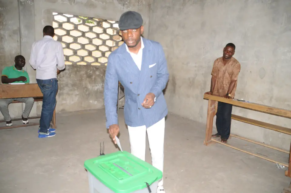 Le candidat Pct , Romy Oyo , accomplissant son devoir civique