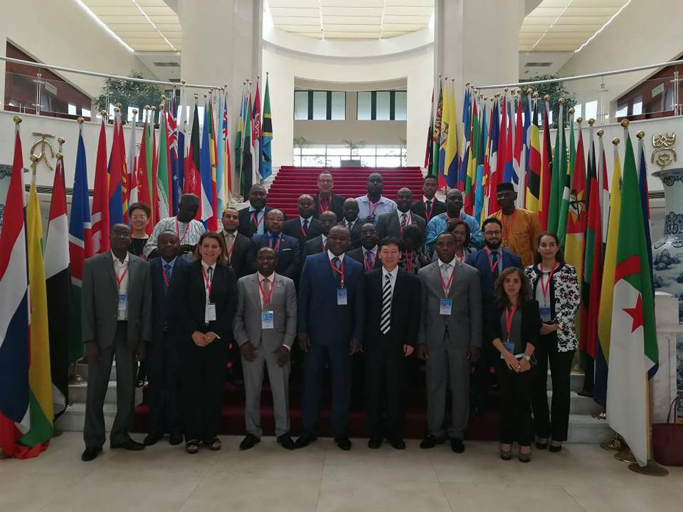 Photo de famille des participants au séminaire ministériel de la Chine