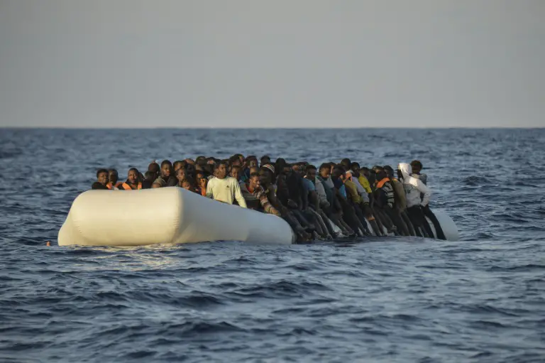 Quelque 300 Africains ont été intentionnellement jetés à la mer en 24 heures par des passeurs au large du Yémen, dont des dizaines sont morts ou portés disparus / © AFP/Archives / ANDREAS SOLARO
