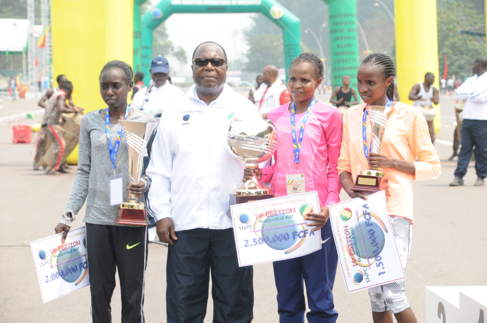 Les 3 meilleures athlètes kenyanes avec le premier ministre congolais Les 3 meilleures athlètes kenyanes avec le premier ministre congolais