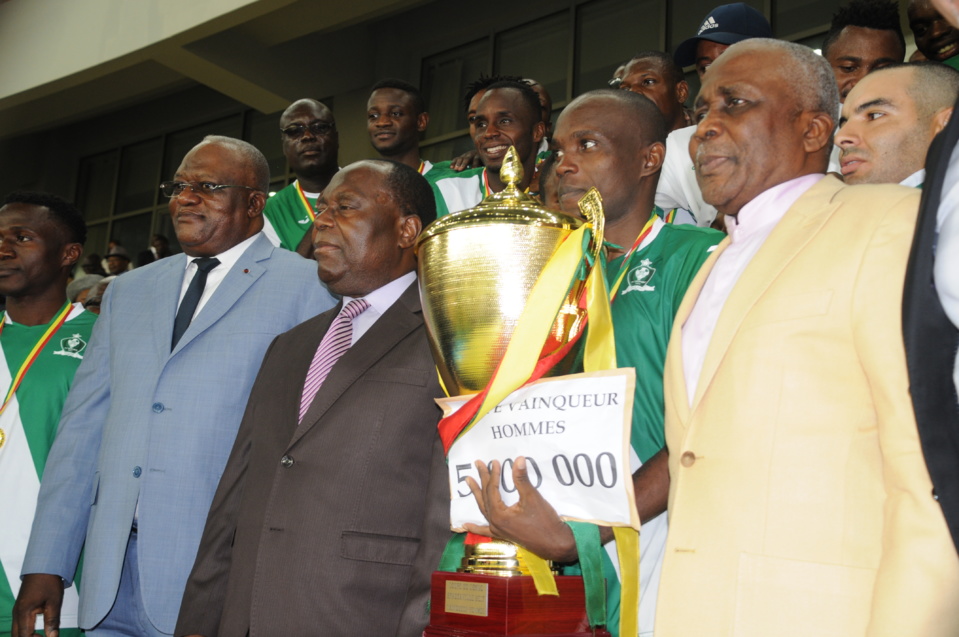 Les léopard de Dolisie jubilant leur victoire aux côtés des autorités congolaises