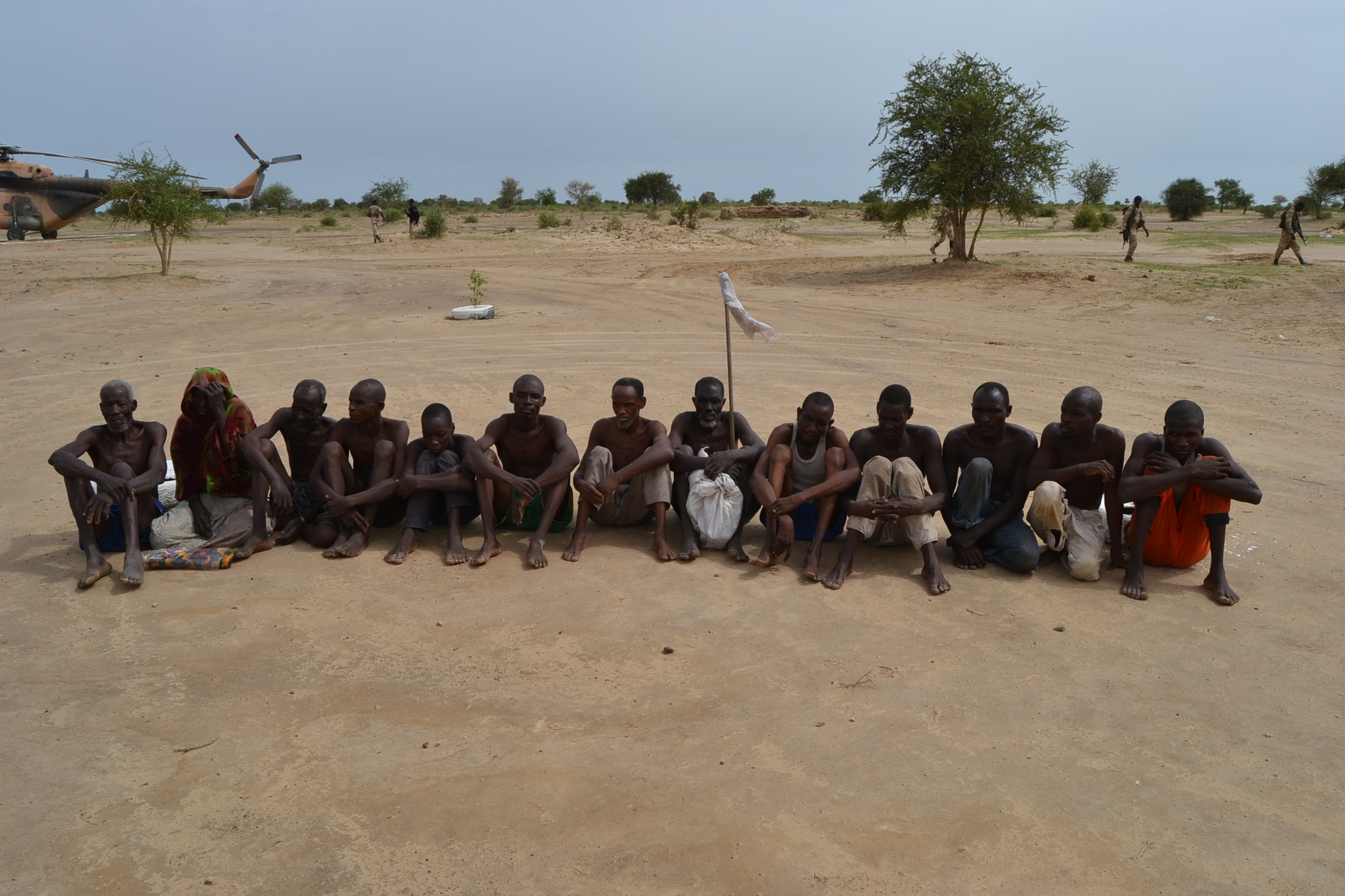 Des combattants de Boko Haram fait prisonniers par les forces mixtes de la zone de défense n°1. photo : Alwihda Info