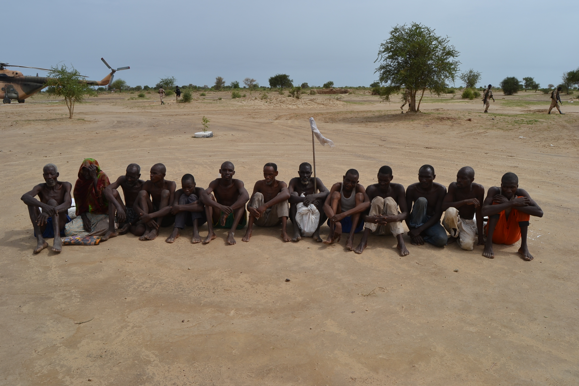 Des combattants de Boko Haram fait prisonniers par les forces mixtes de la zone de défense n°1. photo : Alwihda Info Des combattants de Boko Haram fait prisonniers par les forces mixtes de la zone de défense n°1. photo : Alwihda Info