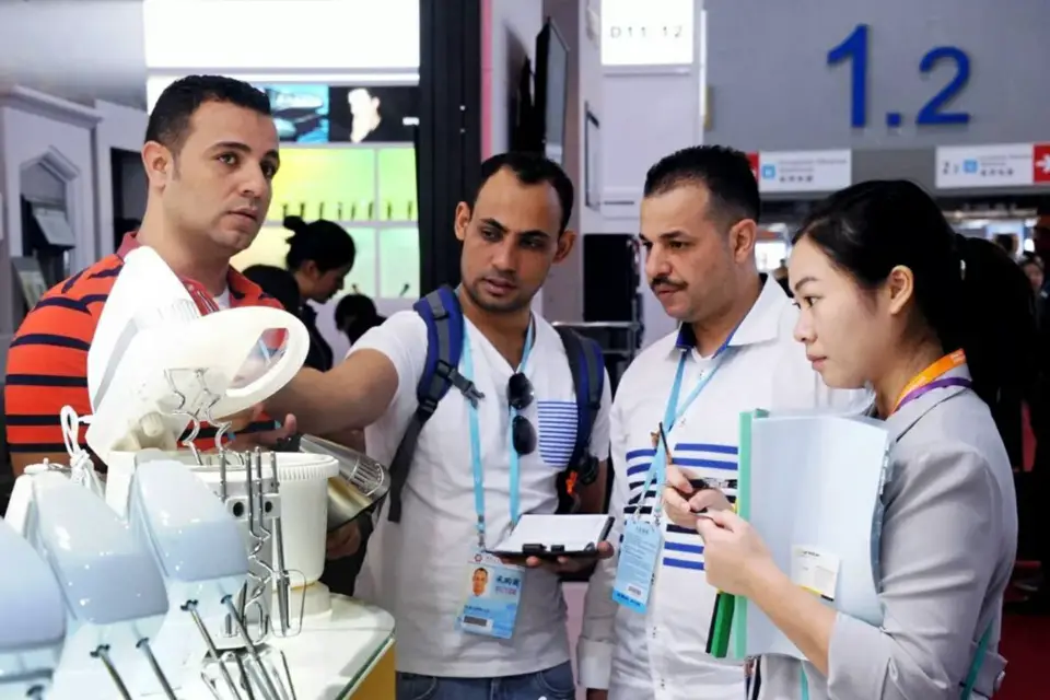 Buyers and exhibitors talk about a product during the 122nd China Import and Export Fair. (Photo from the official website of the Canton Fair)