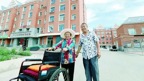 Pang Guilan and her family have moved into a 100-square-meter apartment from a 50-square-meter shabby bungalow in Arxan City of Hinggan League, north China's Inner Mongolia Autonomous Region. (Photo from Xingan Daily)