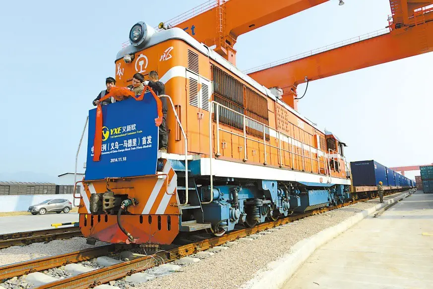 The first Yiwu-Xinjiang-Europe cargo train sets off in November 2014. (Source: People’s Daily Online)
