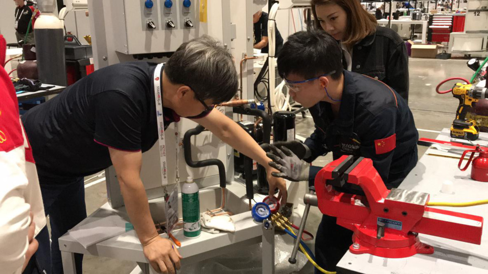 Chinese representatives are competing at the 44th WorldSkills in Abu Dhabi, UAE. (Photo by Han Xiaoming from People’s Daily)