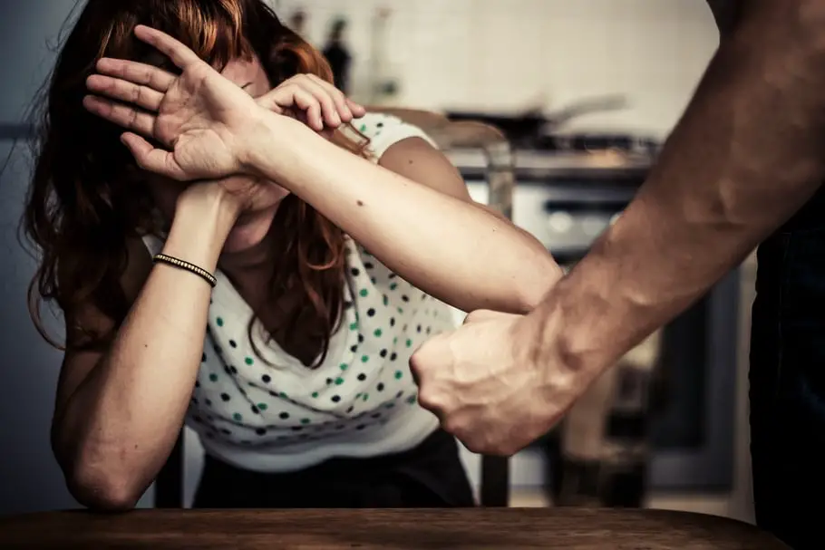 Violences conjugales – Absence de plainte pénale : le préfet est tenu à renouveler le titre de séjour