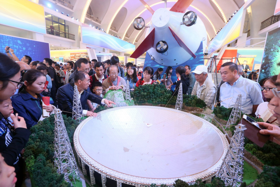 Exhibition on China's achievements wins applause from domestic and foreign visitors